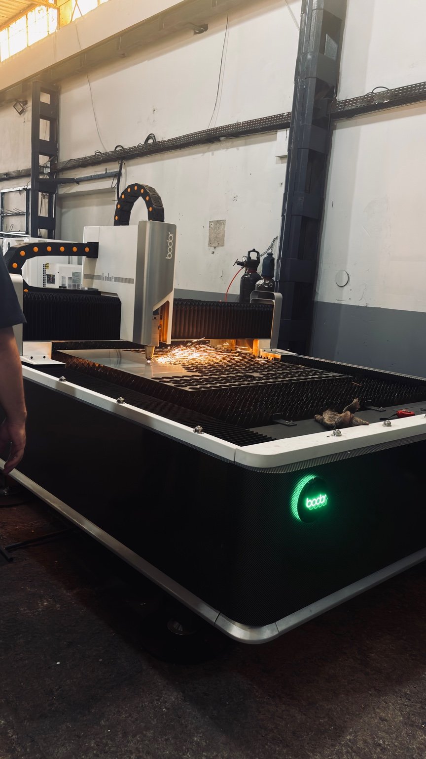 Máquina de corte a laser em operação